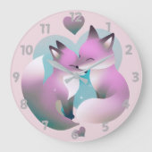 Schattigee vossen kussen roze en grijs rond grote klok (Voorkant)