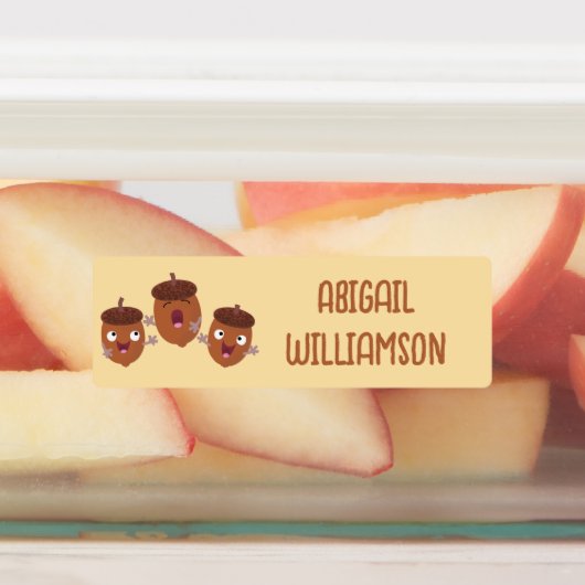 Schattigee vrolijke eikels zingen cartoon geperson labels (Aangebracht)