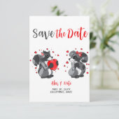 Schattigee wasbeer bruiloft Save the Date Aankondi (Staand voorkant)