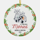 Schattigee wasbeer eerste kerst gehuwde Pas getrou Keramisch Ornament (Voorkant)