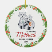 Schattigee wasbeer eerste kerst gehuwde Pas getrou Keramisch Ornament (Achterkant)