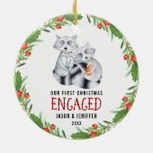 Schattigee wasbeer eerste kerst verloofd paar keramisch ornament (Achterkant)