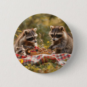 Schattigee wasbeer familie met een picknick ronde button 5,7 cm