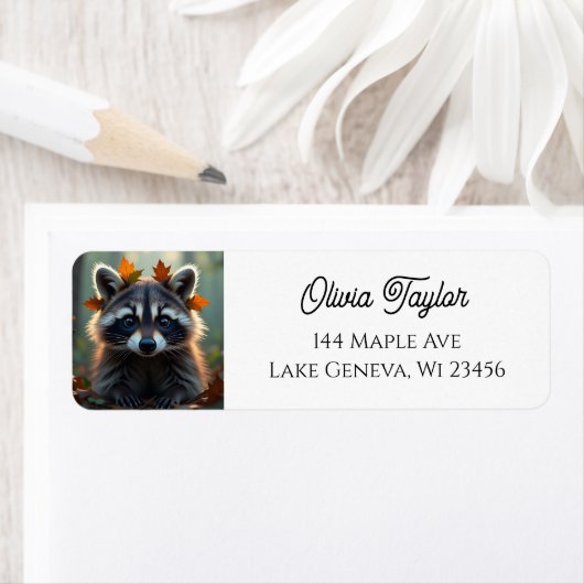 Schattigee wasbeer in herfstbladeren etiket (Insitu)