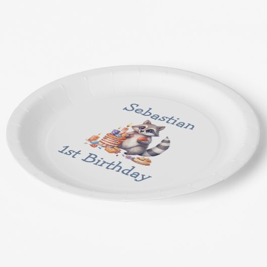 Schattigee wasbeer jongen 1e verjaardagsfeestje op papieren bordje (Gekanteld)