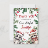 Schattigee wasbeer Kerstmis 1° Verjaardag Dank u k Bedankkaart (Voorkant)