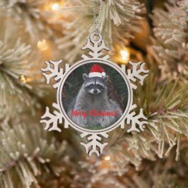 Schattigee wasbeer met rode kerstmuts tin sneeuwvlok ornament