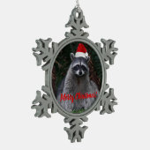 Schattigee wasbeer met rode kerstmuts tin sneeuwvlok ornament (Links)