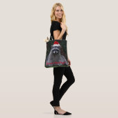 Schattigee wasbeer met rode kerstmuts vakantie tote bag (Op model)