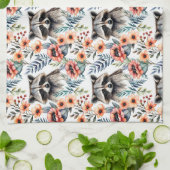 Schattigee wasbeer tussen bloemmotief theedoek (Gevouwen)