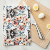 Schattigee wasbeer tussen bloemmotief theedoek (Quarter Fold)