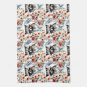 Schattigee wasbeer tussen bloemmotief theedoek (Verticaal)