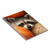 Schattigee Wasbeer Verborgen Pompoen Patch Art Notitieboek (Rechterzijde)