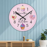 Schattigee Waterverf Cupcake gepersonaliseerde roz Ronde Klok<br><div class="desc">Gepersonaliseerde keuken wandklok met schattige waterverf zoete lekkernijen-cupcakes en koekjes.</div>