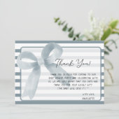 Schattigee Waterverf Dusty Blue Bow Baby shower Bedankkaart (Staand voorkant)