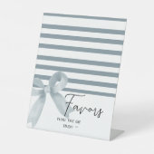 Schattigee Waterverf Dusty Blue Bow Favors Reclamebord Met Voetstuk (Voorkant)