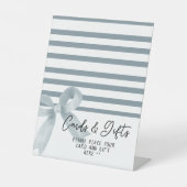 Schattigee Waterverf Dusty Blue Bow Kaarten & Gesc Reclamebord Met Voetstuk (Voorkant)