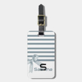 Schattigee Waterverf Dusty Blue Bow Stripes Bagagelabel (Voorkant verticaal)