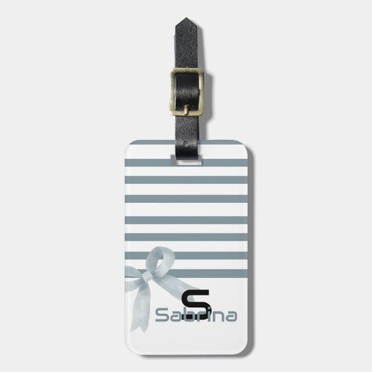 Schattigee Waterverf Dusty Blue Bow Stripes Bagagelabel (Voorkant verticaal)