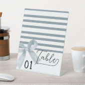 Schattigee Waterverf Dusty Blue Bow Tafelnummers Reclamebord Met Voetstuk (Insitu)