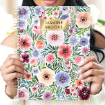 Schattigee Waterverf Floral Custom Name Planner<br><div class="desc">Blijf georganiseerd in stijl met deze prachtige bloemenplanner! Met een levendig ontwerp van de waterverf in de kleuren roze, paarse en blauw, is deze planner ideaal voor het bijhouden van afspraken, to-do's en belangrijke datums. De gouden naamplaat voegt een vleugje elegantie en personalisatie toe, waardoor het een uniek en doordacht...</div>