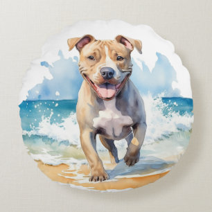 SCHATTIGEE WATERVERF PITBULL DIE OP HET STRAND LOO ROND KUSSEN