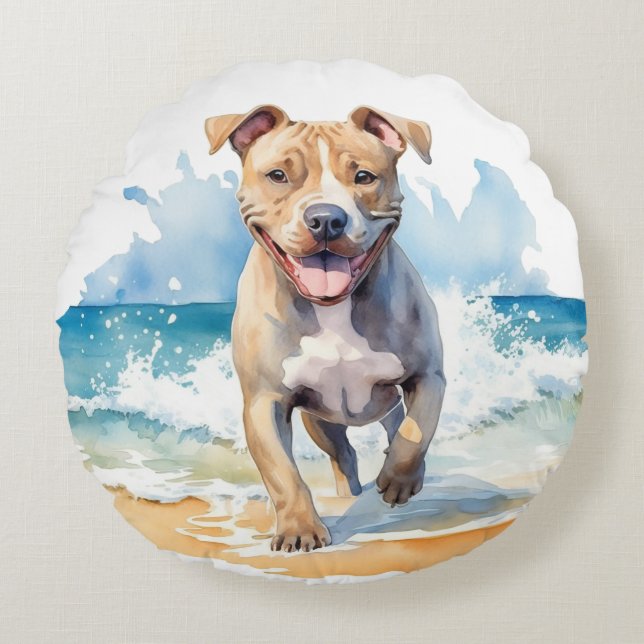 SCHATTIGEE WATERVERF PITBULL DIE OP HET STRAND LOO ROND KUSSEN (Voorkant)