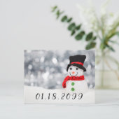 Schattigee Winter Sneeuwman w Rode sjaal en Zwarte Aankondigingskaart (Staand voorkant)