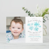 Schattigee wintersneeuwvlok eerste verjaardagsfoto kaart (Staand voorkant)