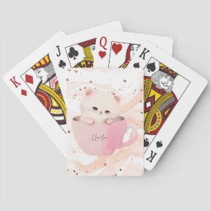 Schattigee wit-roze kat in een theekopje pokerkaarten
