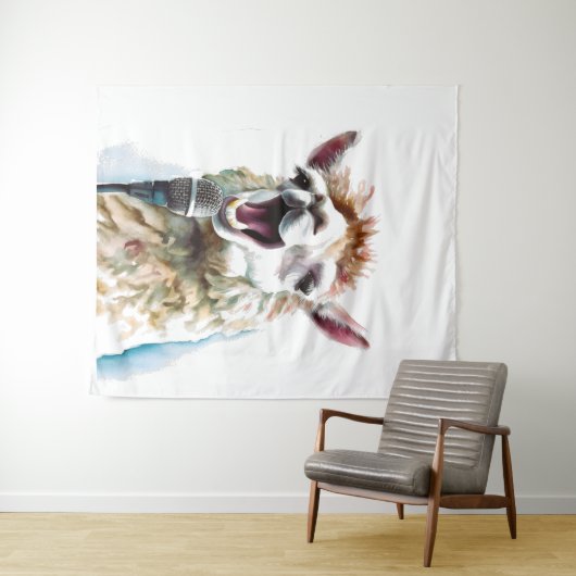 Schattigee witte alpaca zingen door microfoon wandkleed (In Situ (horizontaal))