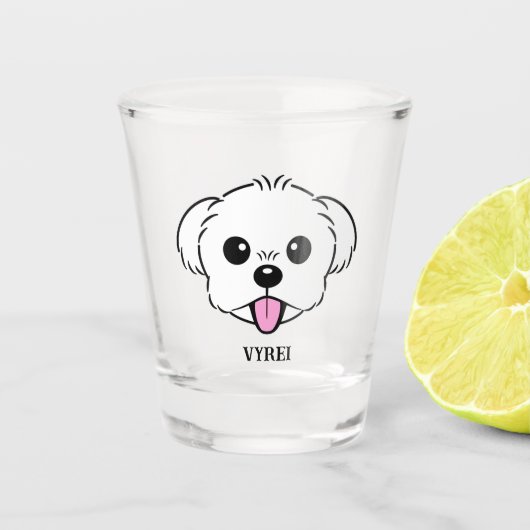 Schattigee witte bichon frise hond stekende tong u shot glas (Voorkant)