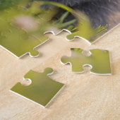 Schattigee witte en zwarte baby konijntjes in een legpuzzel (Zijkant)