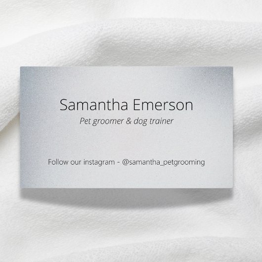 Schattigee witte hond in bad Huisdier verzorging p Visitekaartje