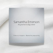 Schattigee witte hond in bad pet grooming professi vierkante visitekaartje