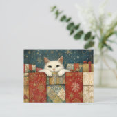 Schattigee witte kat gluren over kerstcadeaus briefkaart (Staand voorkant)