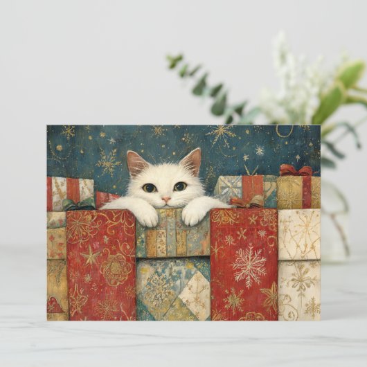 Schattigee witte kat gluren over kerstcadeaus feestdagenkaart (Staand voorkant)