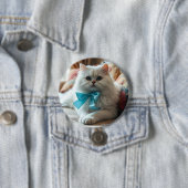 Schattigee witte kat met blauwe boog ronde button 7,6 cm (In situ)