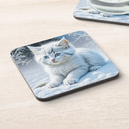 Schattigee witte kat spelen in de sneeuw bier onderzetter (Linkerzijde)