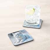 Schattigee witte kat spelen in de sneeuw bier onderzetter (Rechterzijde)