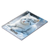 Schattigee witte kat spelen in de sneeuw gepersona notitieboek (Linkerzijde)