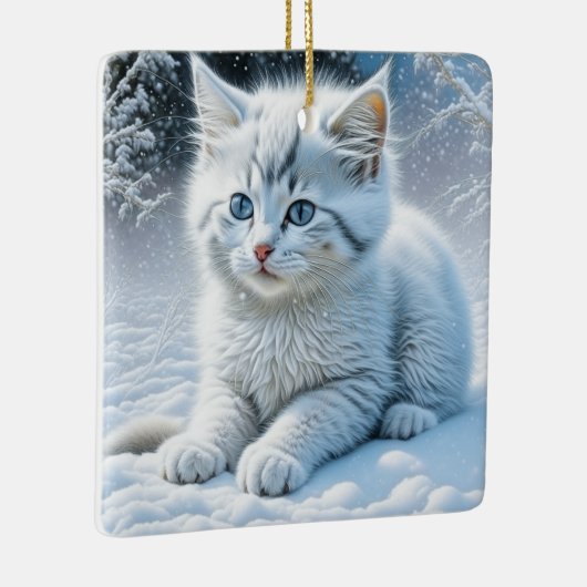 Schattigee witte kat spelen in de sneeuw kerst keramisch ornament (Rechts)