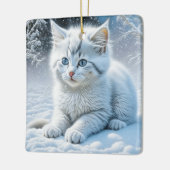 Schattigee witte kat spelen in de sneeuw kerst keramisch ornament (Links)