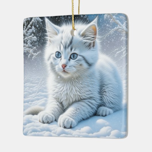 Schattigee witte kat spelen in de sneeuw kerst keramisch ornament (Links)