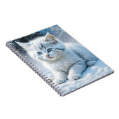 Schattigee witte kat spelen in de sneeuw notitieboek (Rechterzijde)