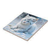 Schattigee witte kat spelen in de sneeuw tegeltje (Zijkant)