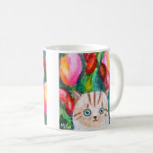 Schattigee witte kitten in tulpentuin kleurrijk koffiemok (Voorkant rechts)