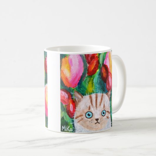Schattigee witte kitten in tulpentuin kleurrijk koffiemok (Voorkant rechts)