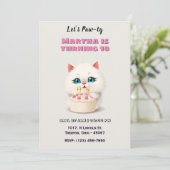 Schattigee witte kitten met verjaardagstaart geper kaart (Staand voorkant)