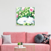 Schattigee witte kitten napping onder rozenstruik canvas afdruk (Insitu (Woonkamer))